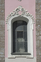 Fototapeta na wymiar Einzelnes Fenster der alten Spitalskirche in der Innenstadt von Innsbruck, Tirol, Österreich