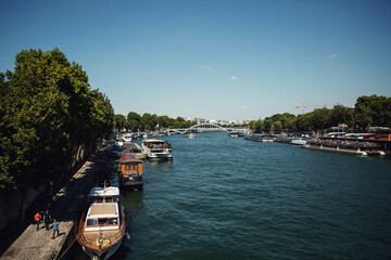 Fototapeta na wymiar Boats stand across the shore of Seine