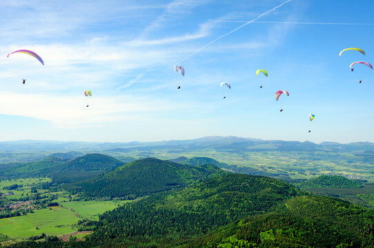 Parapentes en haut du Puy-de-D&ocirc;me
