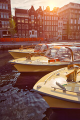 Fototapeta na wymiar Amsterdam tourist boats in canal