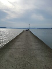 푸른바다 방파제끝에 자동차한대와 낚시꾼