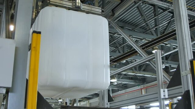 Plastic Cubic Container Transported by Crane Machine