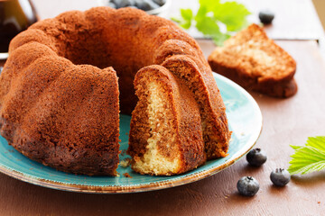 Traditional kugelhopf with chocolate and caramel.