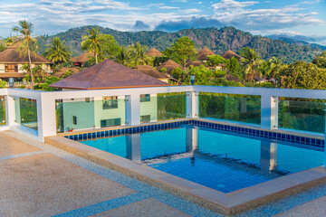 бассейн на крыше с видом на виллы