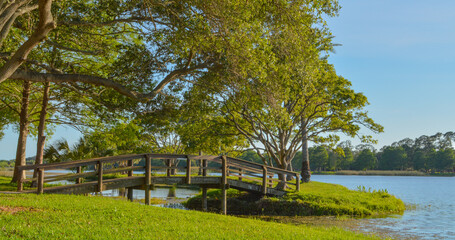Obraz premium A beautiful day for a walk and the view of the wood bridge to the island at John S. Taylor Park in Largo, Florida.
