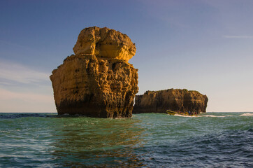 Ogromna góra kontra mały żółty ponton.