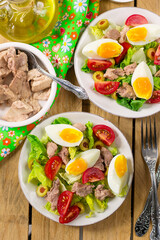 Salad with canned cod liver, tomato, olives and egg