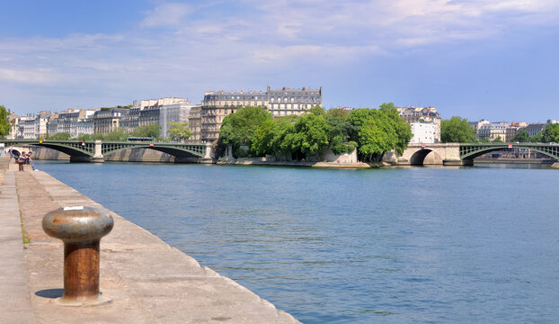 Pont de Sully &agrave; Paris des quais de Seine