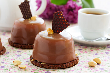 Cakes with peanut mousse and chocolate.
