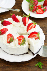 Creamy cheesecake with chocolate Oreo biscuits and strawberries.