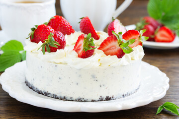 Creamy cheesecake with chocolate Oreo biscuits and strawberries.