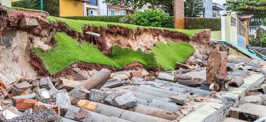 Destruição por ondas de maré alta.