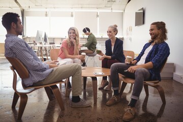 Obraz premium Young business colleagues sitting together at office