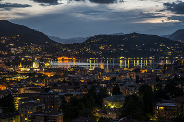 Fototapeta na wymiar notturno città di Como,Italia 