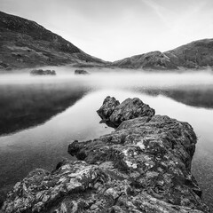 Obrazy na Szkle  Stunning Winter foggy sunrise on Crummock Water in Lake District England