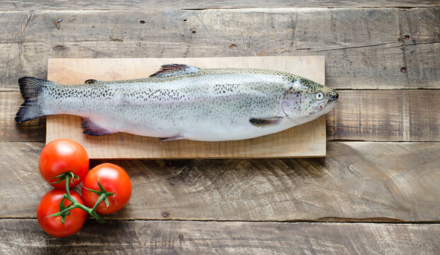 Trucha sobre tabla y tomates