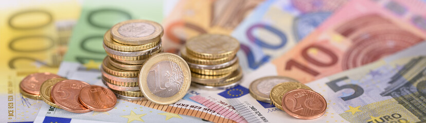 Panorama von Euro Banknoten und Münzen - obrazy, fototapety, plakaty