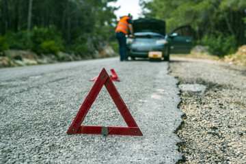 Obraz premium Repairman near broken down car