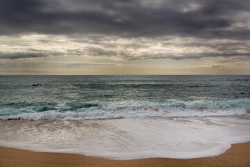 Fototapeta na wymiar waves breaking in the shore
