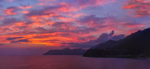 Fotobehang Crimson Zonsondergang in Cinque Terre - Italië  © Nikolai Sorokin