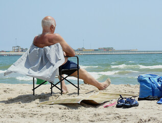Señor disfrutando de la playa