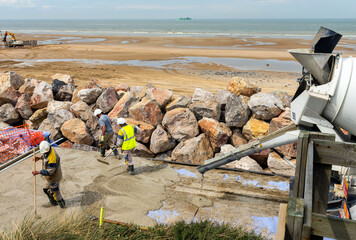équipe coulant une dalle de béton