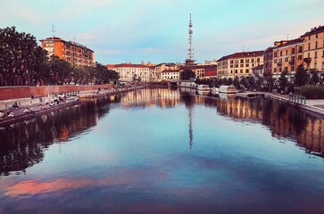 Milano, tramonto sulla Darsena