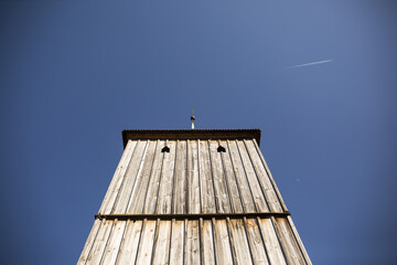 Wieża kościelna z widokiem na księżyc. © Amelia Roman