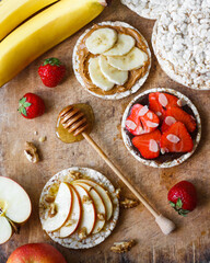 Dietary snack with fruits, berries and crispbread