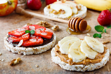 Dietary snack with fruits, berries and crispbread
