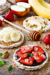 Dietary snack with fruits, berries and crispbread