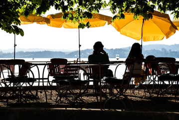 Chillen im Gartenrestaurant am Vierwaldstättersee, Schweiz, Europa