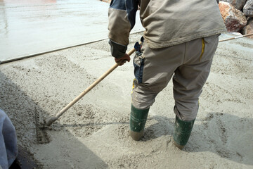 ouvrier coulant le b&eacute;ton