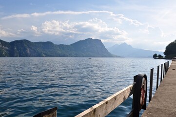 Blick auf den Vierwaldstättersee von der Hafenanlage von Gersau aus. Im Hintergrund der Berg Brünig nähe Luzern, Schweiz