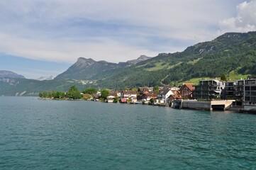 Fototapeta premium Dorf Beckenried unter der Klewenalp am Vierwaldstättersee. Urner Berge im Hintergrund