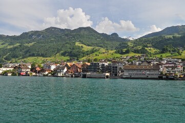 Fototapeta premium Dorf Beckenried am Vierwaldstättersee, im Kanton Nidwalden, in der Zentralschweiz. Gemeinde direkt am See. Schweiz