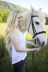 Obraz premium Blonde Female with a Horse in Rural Virginia