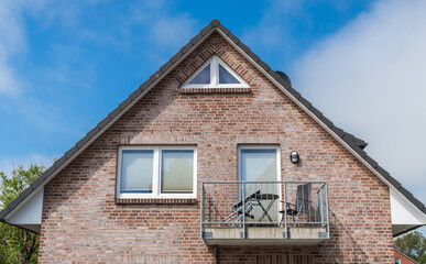 Fototapeta na wymiar Giebel eines Hauses mit Fenstern und Balkon