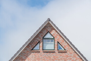 Giebel eines Hauses mit Fenstern