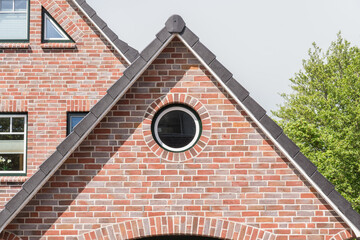 Giebel eines Hauses mit rundem Fenster