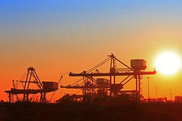 Obraz premium Port crane unloading container ships