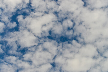 Obraz premium Blue sky with clouds background in beautiful summer day.