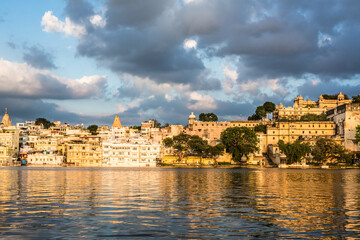 Sunset over lake Pichola with Udaipur old town lakefront and the City Palace in Rajasthan, India