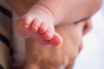 Obraz na płótnie Canvas newborn baby foot close up