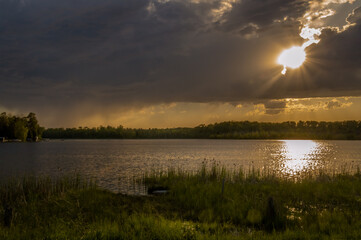 Obraz premium Impending Rain as Sun Peaks Through