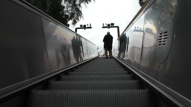 Personas subiendo escaleras mecanicas