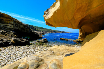 Plage de galets, roche calcaire