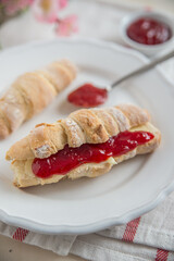Kipferl mit Marmelade und Butter 