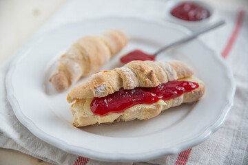 Kipferl mit Marmelade und Butter 