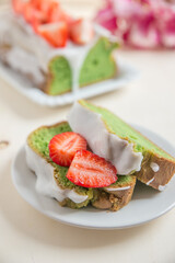 Avocado Kuchen mit Erdbeeren